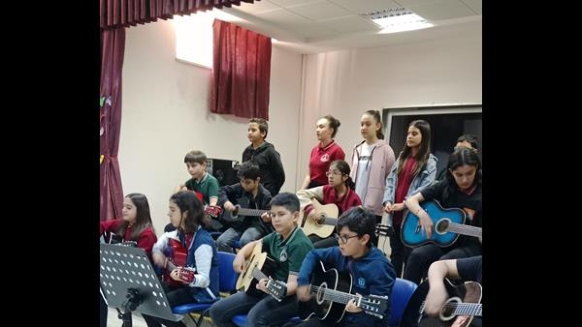 Okulumuz Öğrencileri Tarafından Bağlama ve Gitar Dinletisi Proğramı Düzenlendi